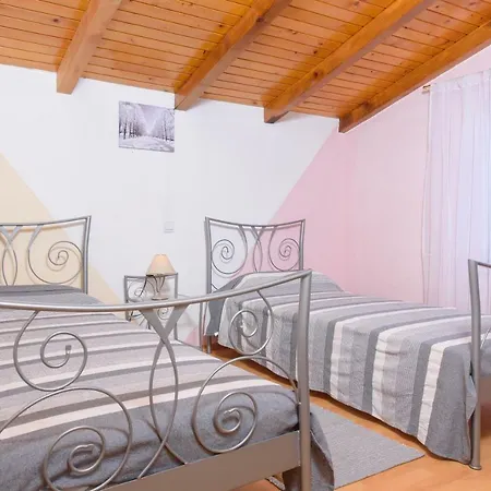Zuta Vila Kaštela