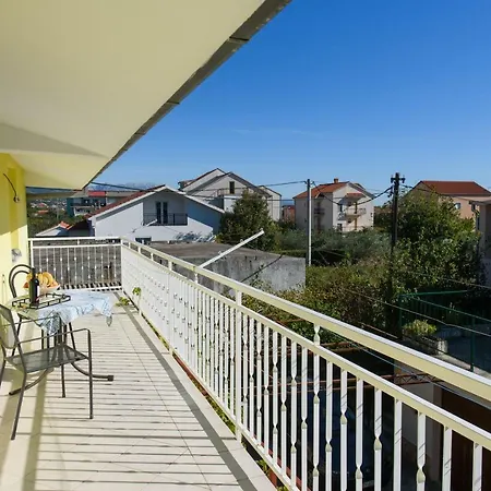 Zuta Vila Apartment Kaštela