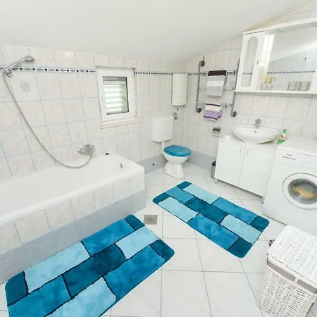 Zuta Vila Kaštela